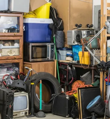 Équipe professionnelle de désencombrement organisant et vidant une maison avec des cartons de tri, illustration des services de débarras personnalisés pour maisons, appartements, caves et garages à Nogent-sur-Marne
