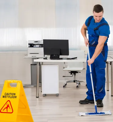 Service professionnel de débarras de bureaux et locaux commerciaux à Nogent-sur-Marne, équipe spécialisée vidant un espace de travail avec mobilier de bureau, ordinateurs et fournitures, incluant nettoyage des locaux professionnels