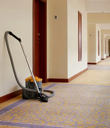 Professionnels ProClean effectuant le nettoyage complet d'un appartement à Nogent-sur-Marne - surfaces, sols et sanitaires